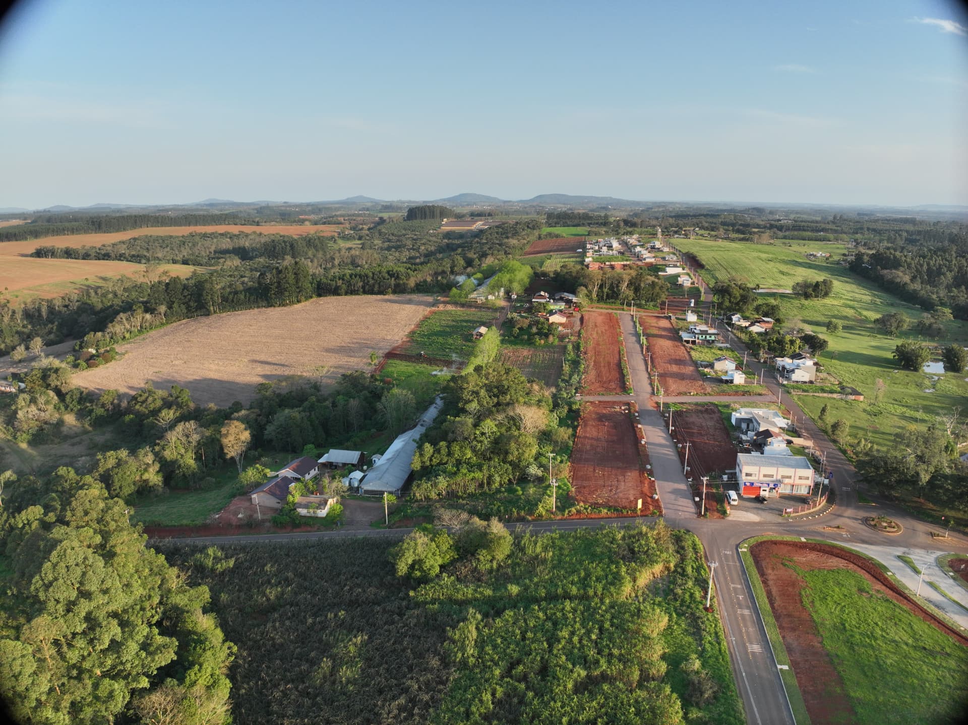 Vista aérea dos acessos e da paisagem rural próxima ao Reserva dos Campos