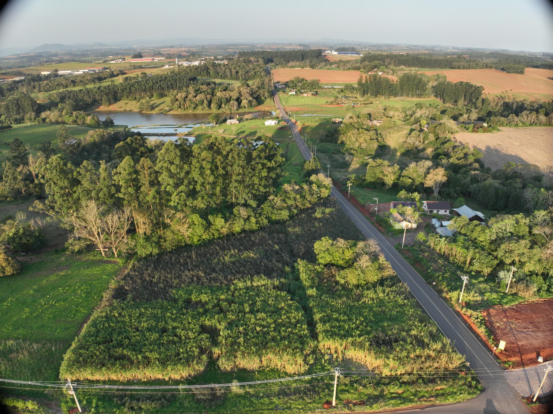 Estrada e natureza no entorno do Reserva dos Campos em Estrela